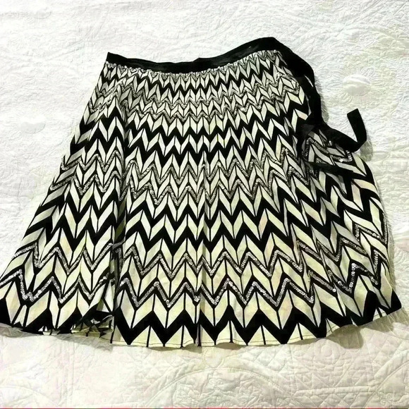 BCBG MaxAzria Chevron‎ sequin skirt size Small - Picture 1 of 8